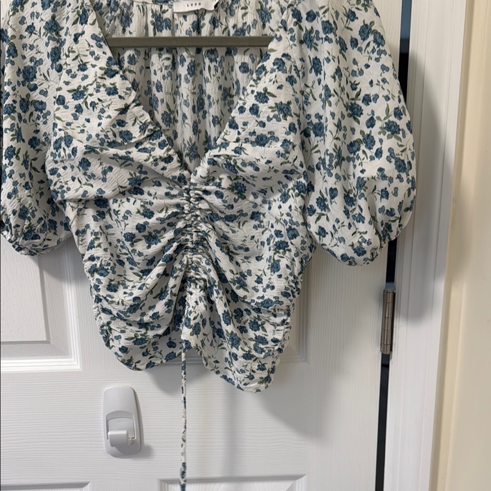 Cropped Ruched Tie Front Blouse - Picture 3 of 4